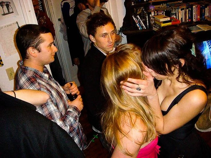 Фотобомби з цілуючимися дівчатами (59 фото) – фото 14