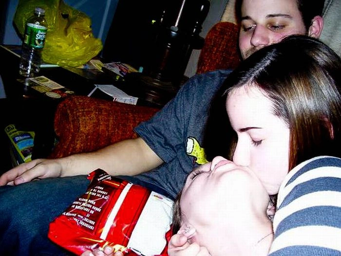 Фотобомби з цілуючимися дівчатами (59 фото) – фото 15