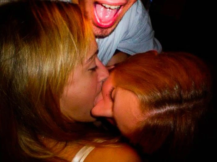 Фотобомби з цілуючимися дівчатами (59 фото) – фото 22