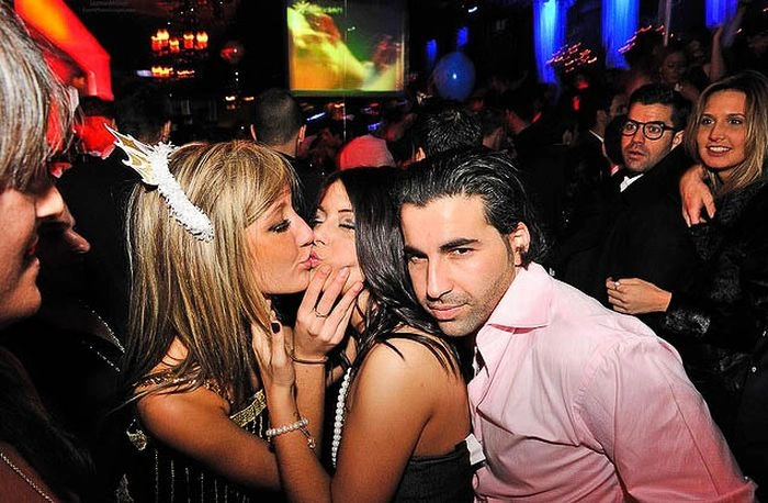 Фотобомби з цілуючимися дівчатами (59 фото) – фото 38