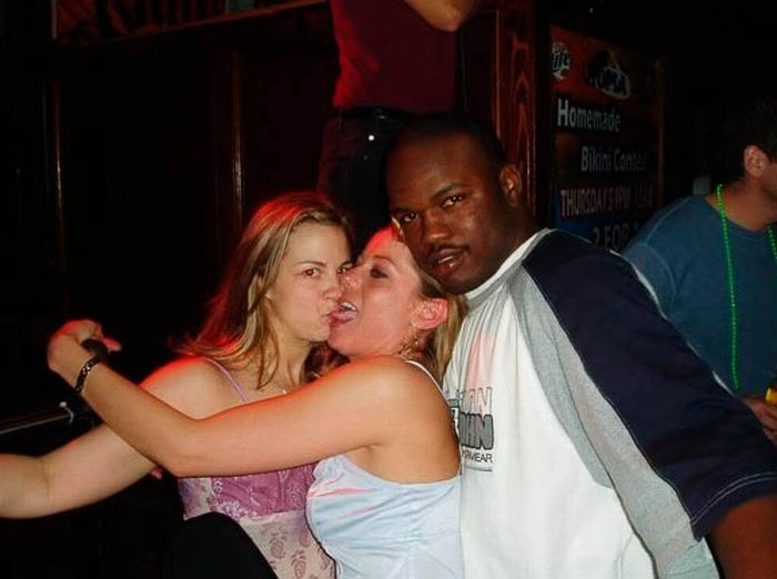 Фотобомби з цілуючимися дівчатами (59 фото) – фото 41