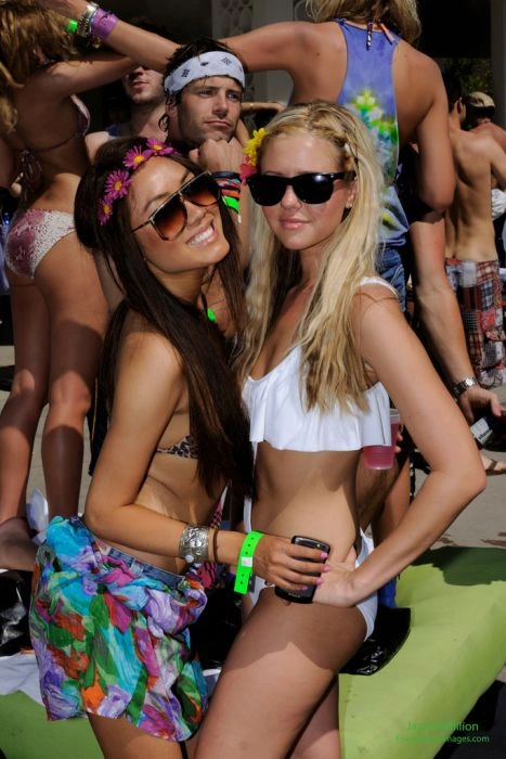 Дівчата у басейні (54 фото) – фото 1