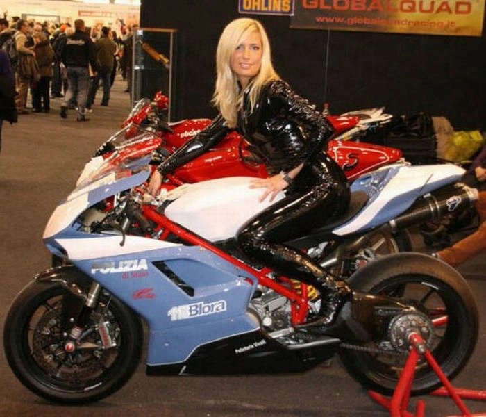 Дівчата з мотошоу Ducati (92 фото) – фото 39