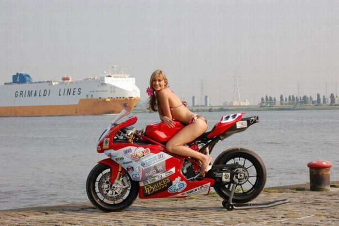 Дівчата з мотошоу Ducati (92 фото) – фото 70