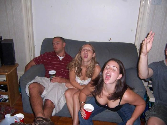 Дівчата ловлять їжу ротом (46 фото) – фото 1