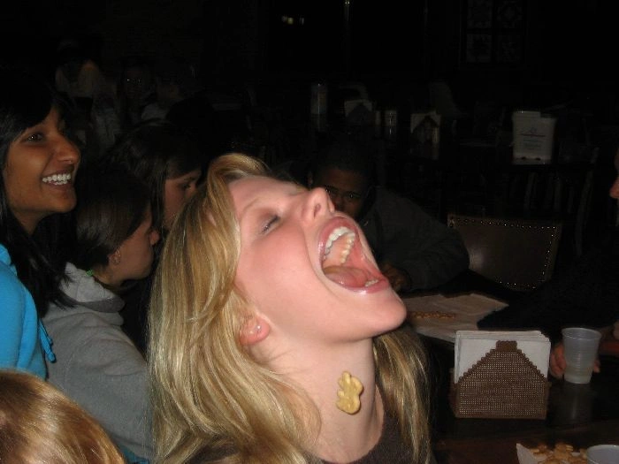 Дівчата ловлять їжу ротом (46 фото) – фото 2