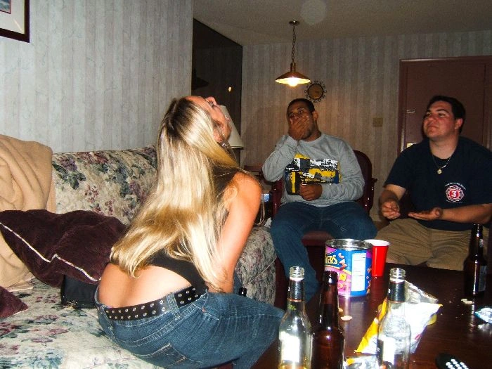 Дівчата ловлять їжу ротом (46 фото) – фото 3