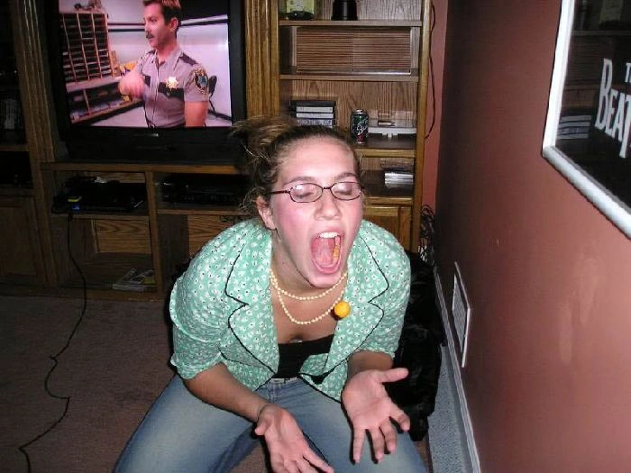 Дівчата ловлять їжу ротом (46 фото) – фото 4