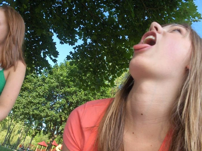 Дівчата ловлять їжу ротом (46 фото) – фото 5