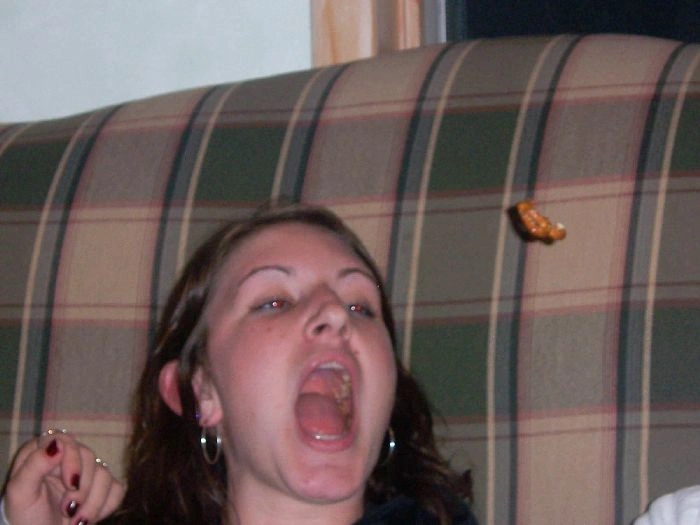 Дівчата ловлять їжу ротом (46 фото) – фото 7