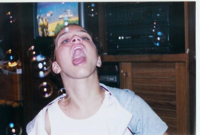 Дівчата ловлять їжу ротом (46 фото) – фото 9