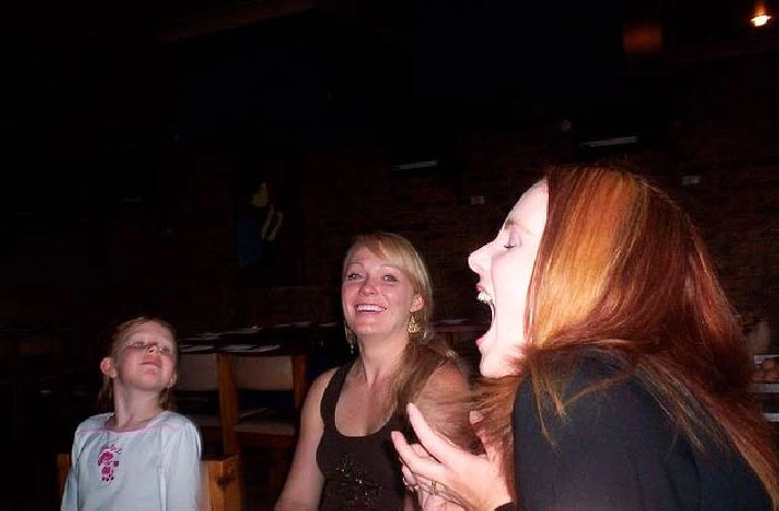 Дівчата ловлять їжу ротом (46 фото) – фото 10