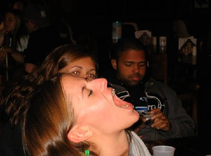 Дівчата ловлять їжу ротом (46 фото) – фото 12