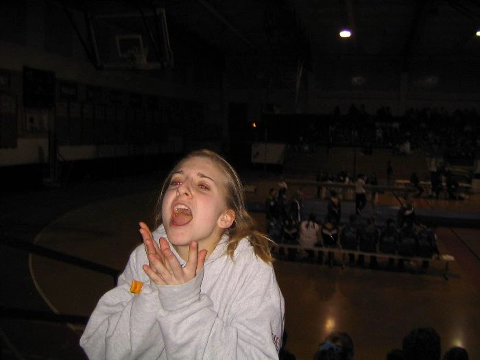 Дівчата ловлять їжу ротом (46 фото) – фото 13