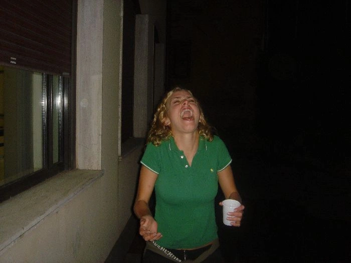 Дівчата ловлять їжу ротом (46 фото) – фото 16