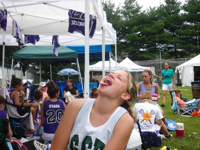 Дівчата ловлять їжу ротом (46 фото) – фото 18