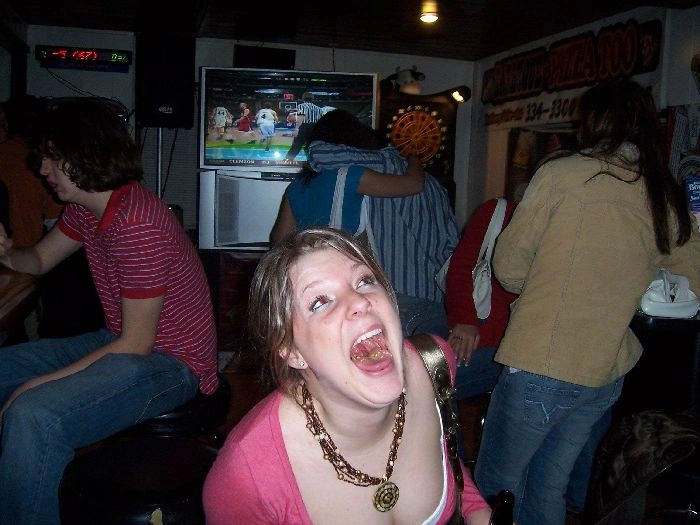 Дівчата ловлять їжу ротом (46 фото) – фото 20