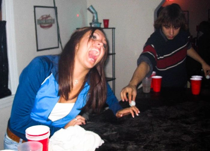 Дівчата ловлять їжу ротом (46 фото) – фото 21