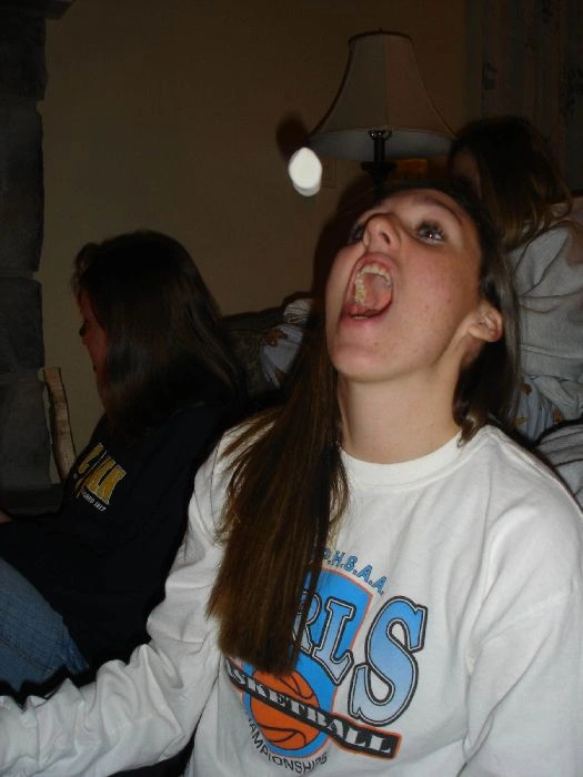 Дівчата ловлять їжу ротом (46 фото) – фото 22