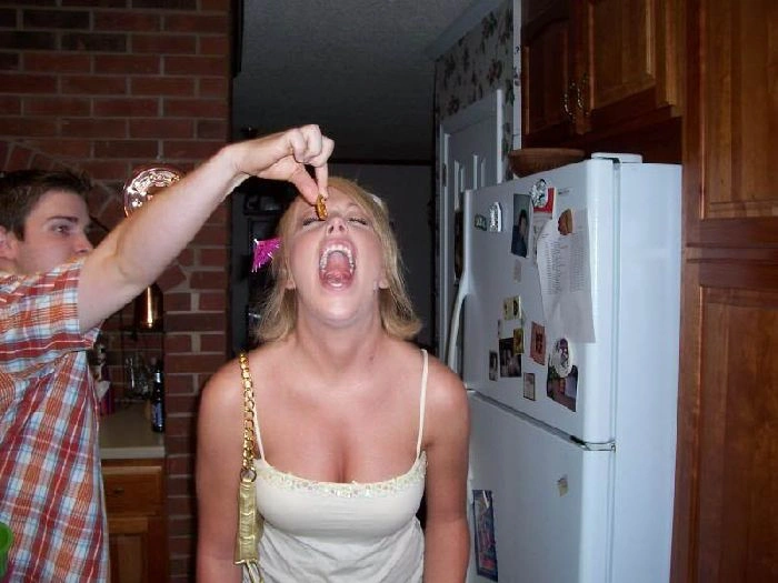 Дівчата ловлять їжу ротом (46 фото) – фото 23