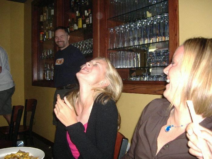 Дівчата ловлять їжу ротом (46 фото) – фото 24