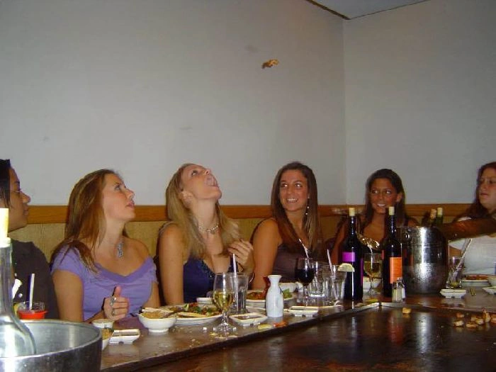 Дівчата ловлять їжу ротом (46 фото) – фото 25