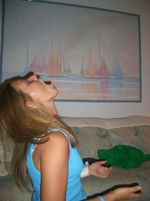 Дівчата ловлять їжу ротом (46 фото) – фото 29