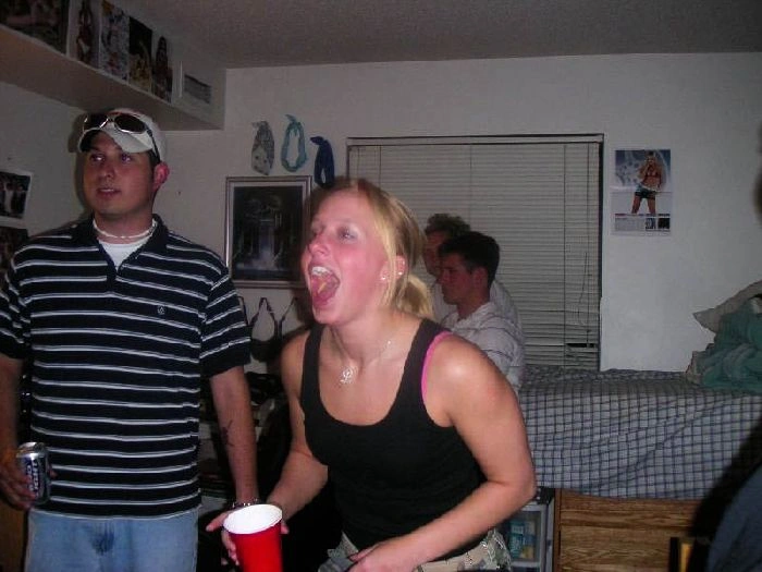 Дівчата ловлять їжу ротом (46 фото) – фото 32