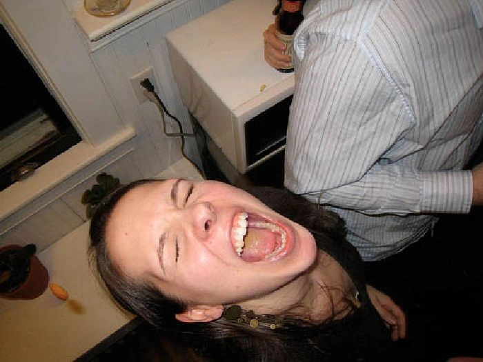 Дівчата ловлять їжу ротом (46 фото) – фото 33