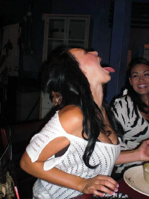 Дівчата ловлять їжу ротом (46 фото) – фото 34