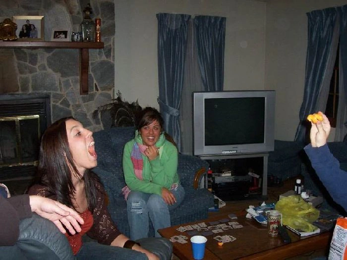 Дівчата ловлять їжу ротом (46 фото) – фото 35