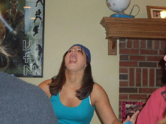 Дівчата ловлять їжу ротом (46 фото) – фото 36