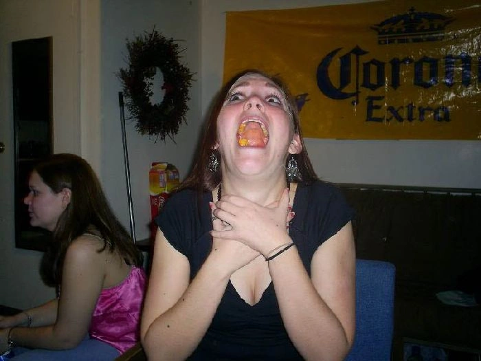 Дівчата ловлять їжу ротом (46 фото) – фото 39