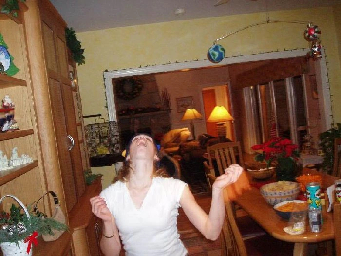 Дівчата ловлять їжу ротом (46 фото) – фото 40