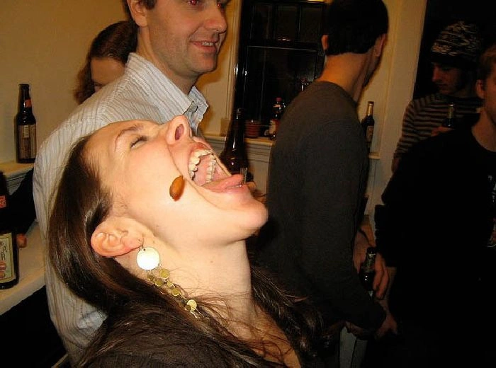 Дівчата ловлять їжу ротом (46 фото) – фото 44