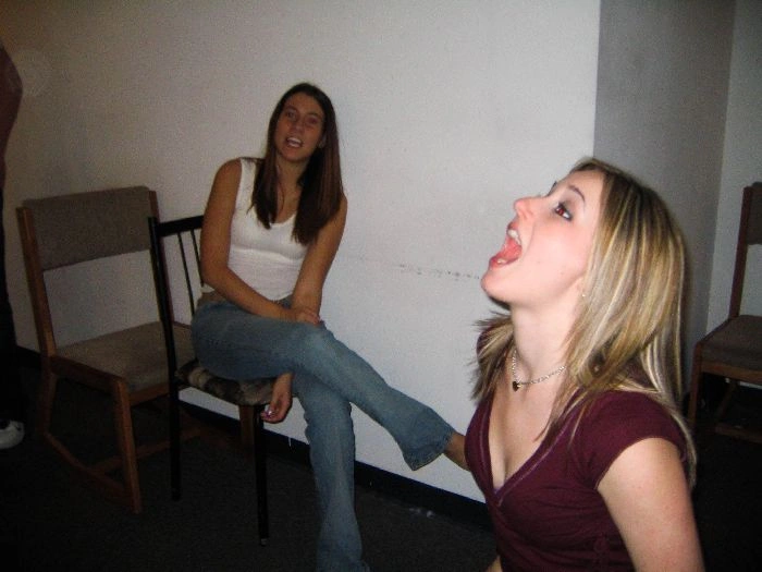 Дівчата ловлять їжу ротом (46 фото) – фото 45