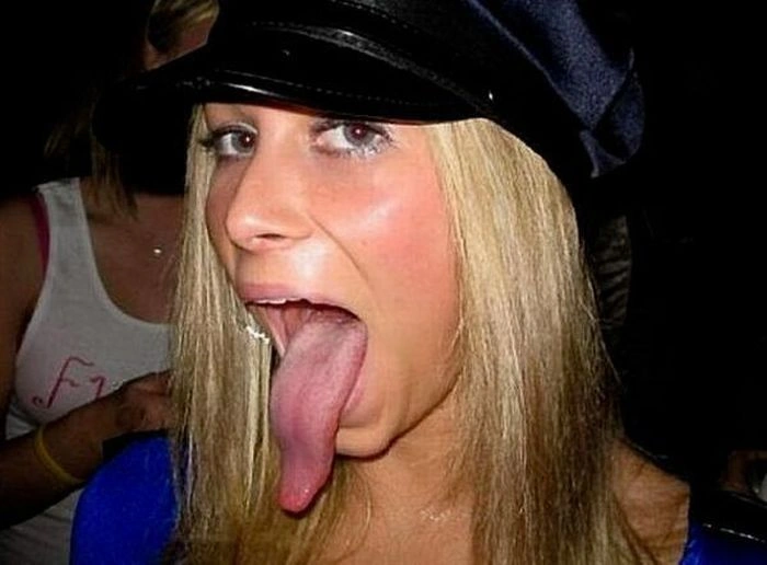 Дівчата з довгими язиками (21 фото) – фото 11