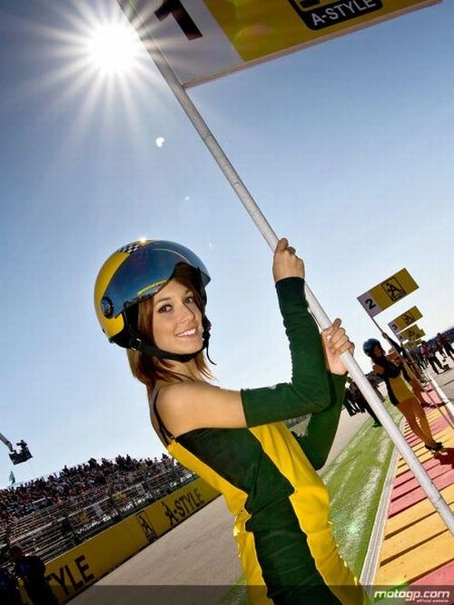 Дівчата з мотогонок (30 фото) – фото 16