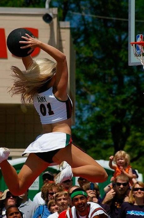 Дівчата кидають м'ячі в кошик (30 фото) – фото 2