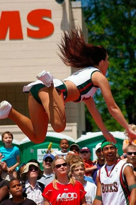 Дівчата кидають м'ячі в кошик (30 фото) – фото 4