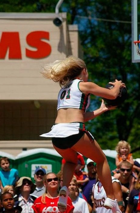 Дівчата кидають м'ячі в кошик (30 фото) – фото 5