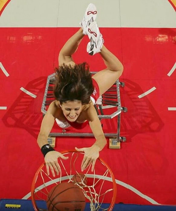 Дівчата кидають м'ячі в кошик (30 фото) – фото 11