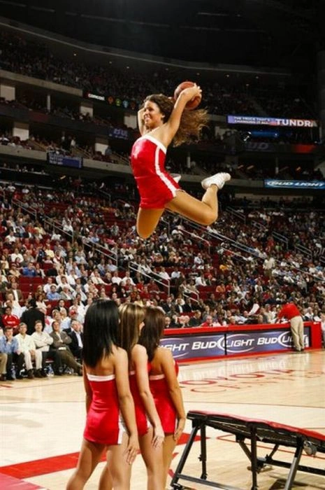 Дівчата кидають м'ячі в кошик (30 фото) – фото 23