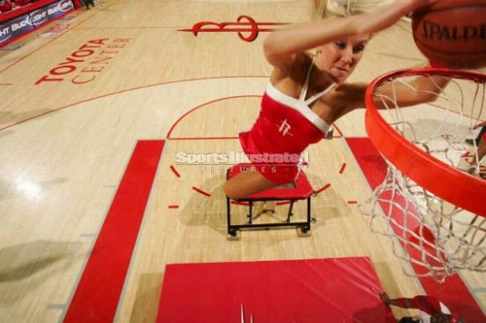 Дівчата кидають м'ячі в кошик (30 фото) – фото 26