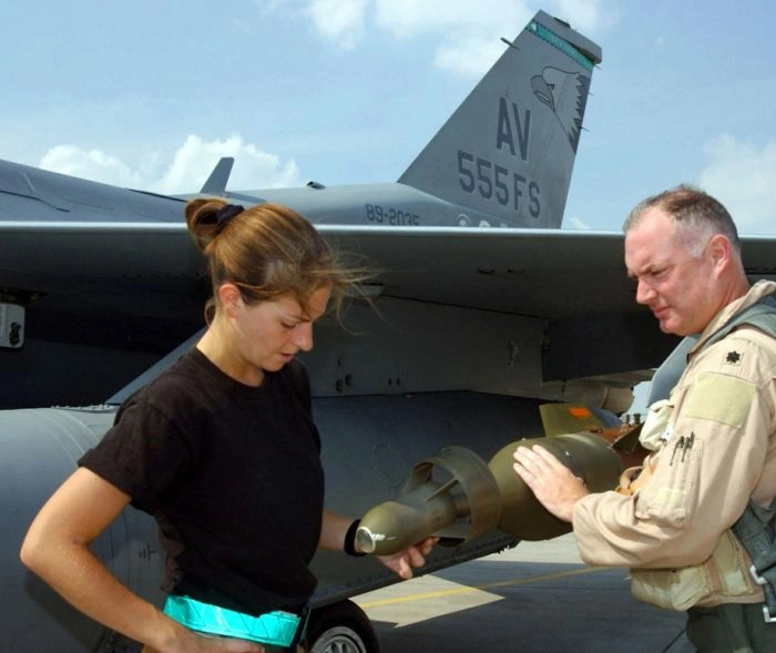 Гарні дівчата в військовій формі різних країн світу (60 фото) – фото 10