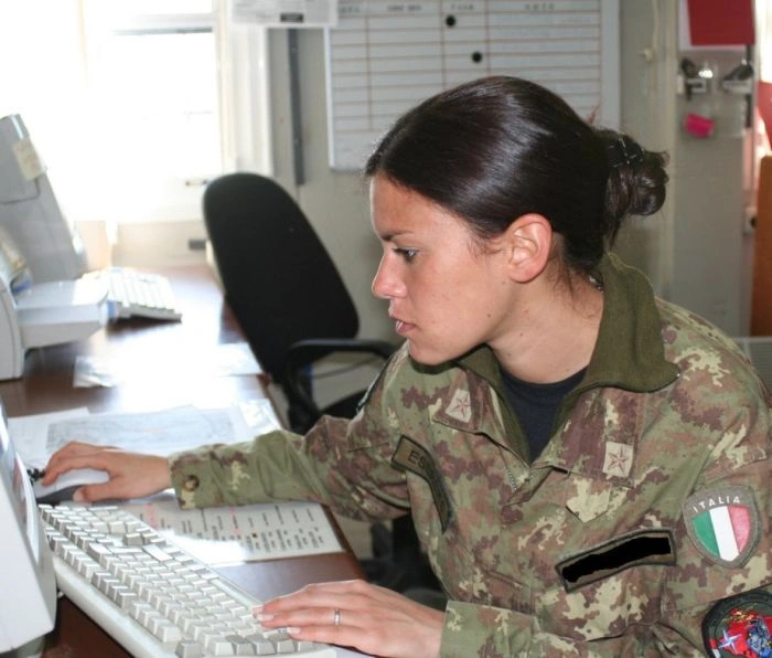 Гарні дівчата в військовій формі різних країн світу (60 фото) – фото 23