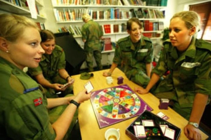 Гарні дівчата в військовій формі різних країн світу (60 фото) – фото 36