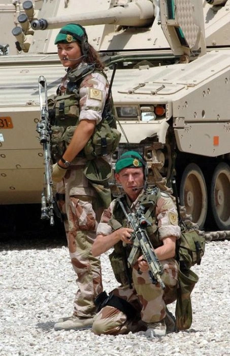 Гарні дівчата в військовій формі різних країн світу (60 фото) – фото 55