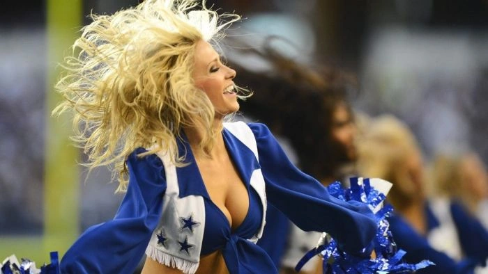 Милі чирлідерки у костюмах Снігурочок (20 фото)