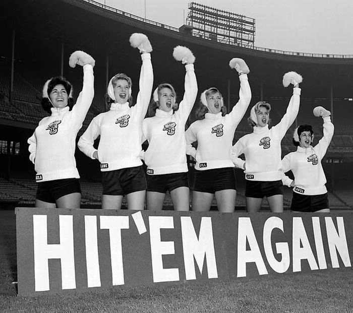 Дівчата з групи підтримки в стилі 60-х (13 фото) – фото 5